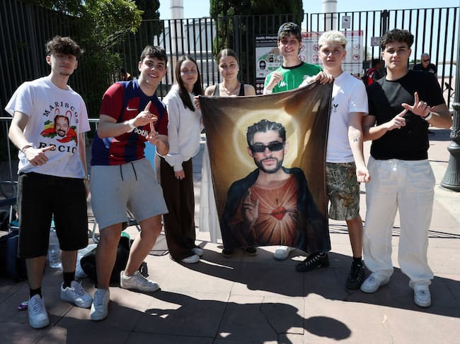 Los fans de Bad Bunny posan frente al Estadi Olímpic Lluís Companys de Barcelona mientras hacen cola para asistir al primer concierto europeo de la gira mundial de la superestrella puertorriqueña, el 22 de mayo de 2026. La superestrella puertorriqueña Bad Bunny inicia hoy la etapa europea de su gira mundial en la ciudad española de Barcelona, dando comienzo a una serie de 29 conciertos por todo el continente que se prolongará hasta finales de julio.