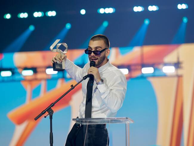 Manuel Turizo celebró su premio en la categoría Global Latina antes de poner la guinda a la ceremonia de entrega con su increíble show.