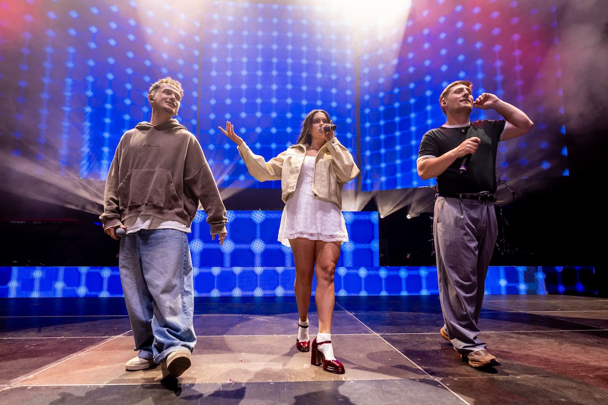 The Tyets y Chiara Oliver protagonizando uno de los momentos más celebrados del festival. El dúo catalán hizo vibrar al público con su característico sonido festivo y letras generacionales, confirmando por qué se han convertido en uno de los grandes fenómenos del pop actual, mientras que Chiara Oliver conquistó el escenario con su carisma y una propuesta pop directa y emotiva que conectó especialmente con los fans más jóvenes.