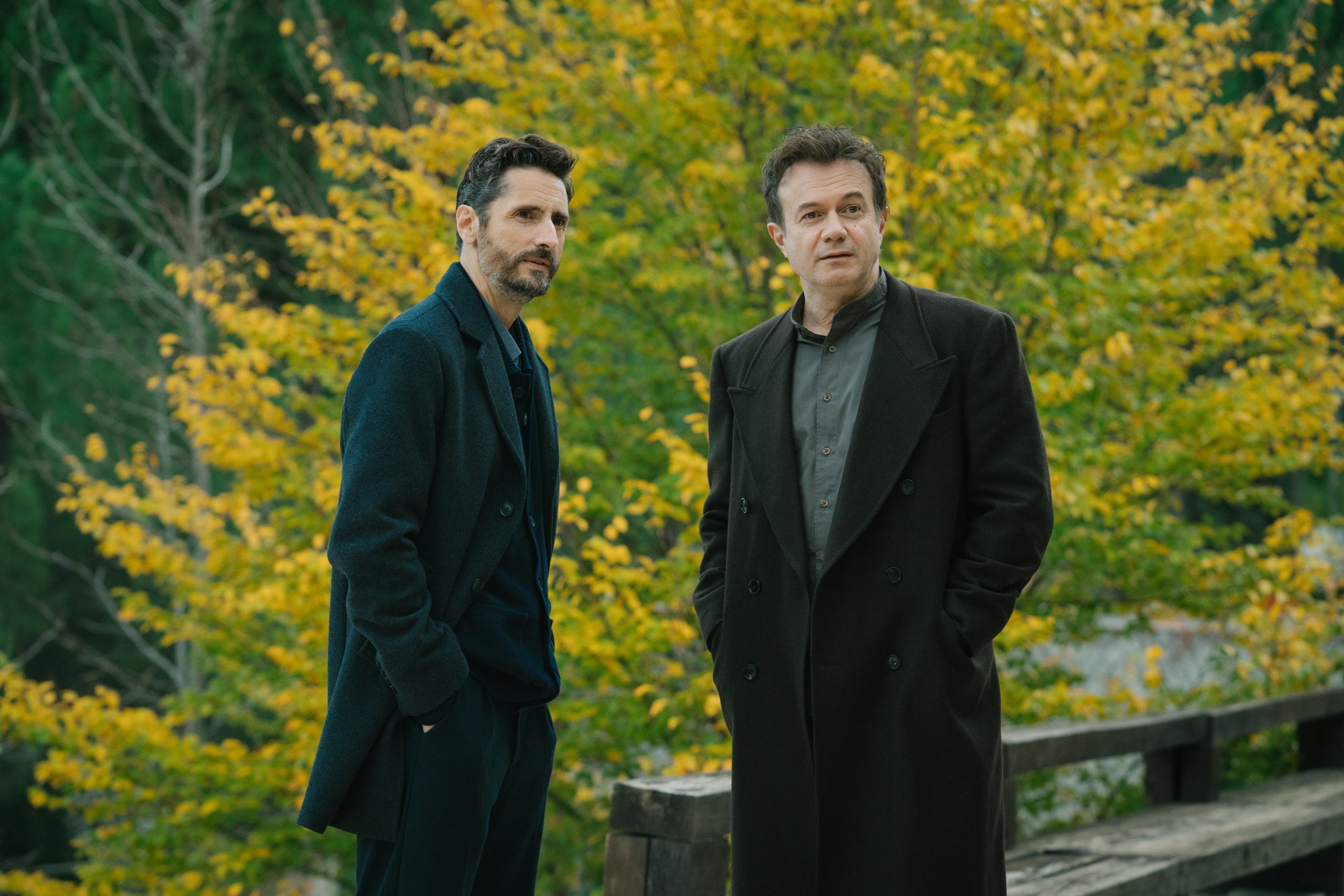 Juan Diego Botto y Tristán Ulloa en un fotograma de la serie 'El Centro'