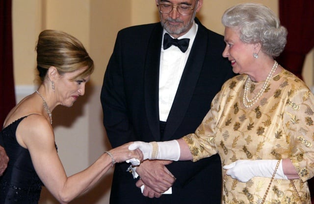 Madonna y la Reina Isabel II durante su encuentro