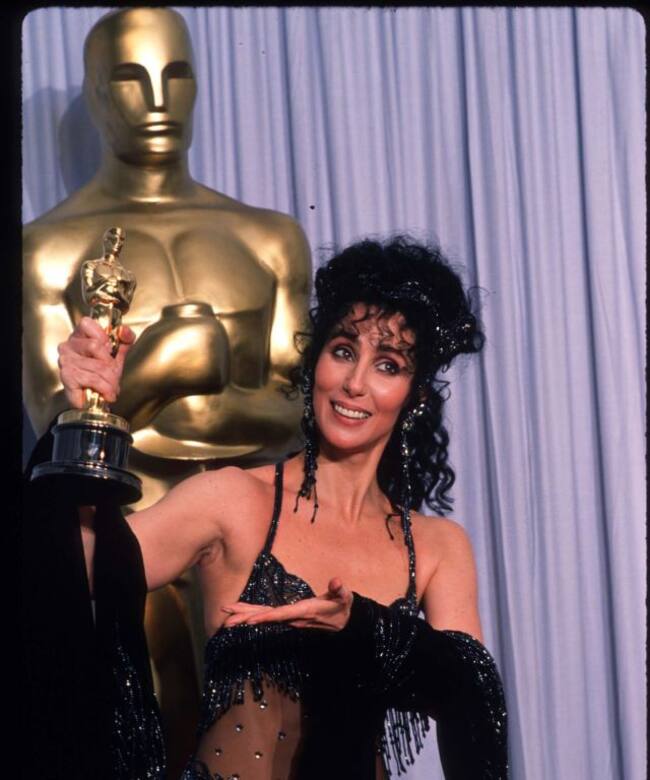 Cher sostiene su OScar a mejor actriz secundaria por su papel en la película &#039;Hechizo de luna&#039;, en 1988.