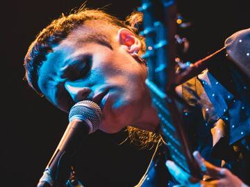 Travis Birds y su hermana gemela, dos artistas que se hablan en masculino y encuentran belleza en la oscuridad