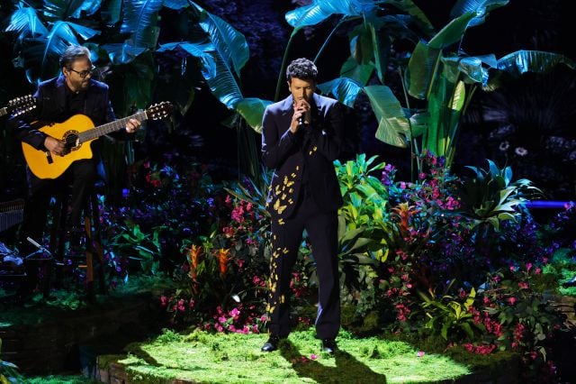 Sebastián Yatra durante su actuación en los Premios Oscar