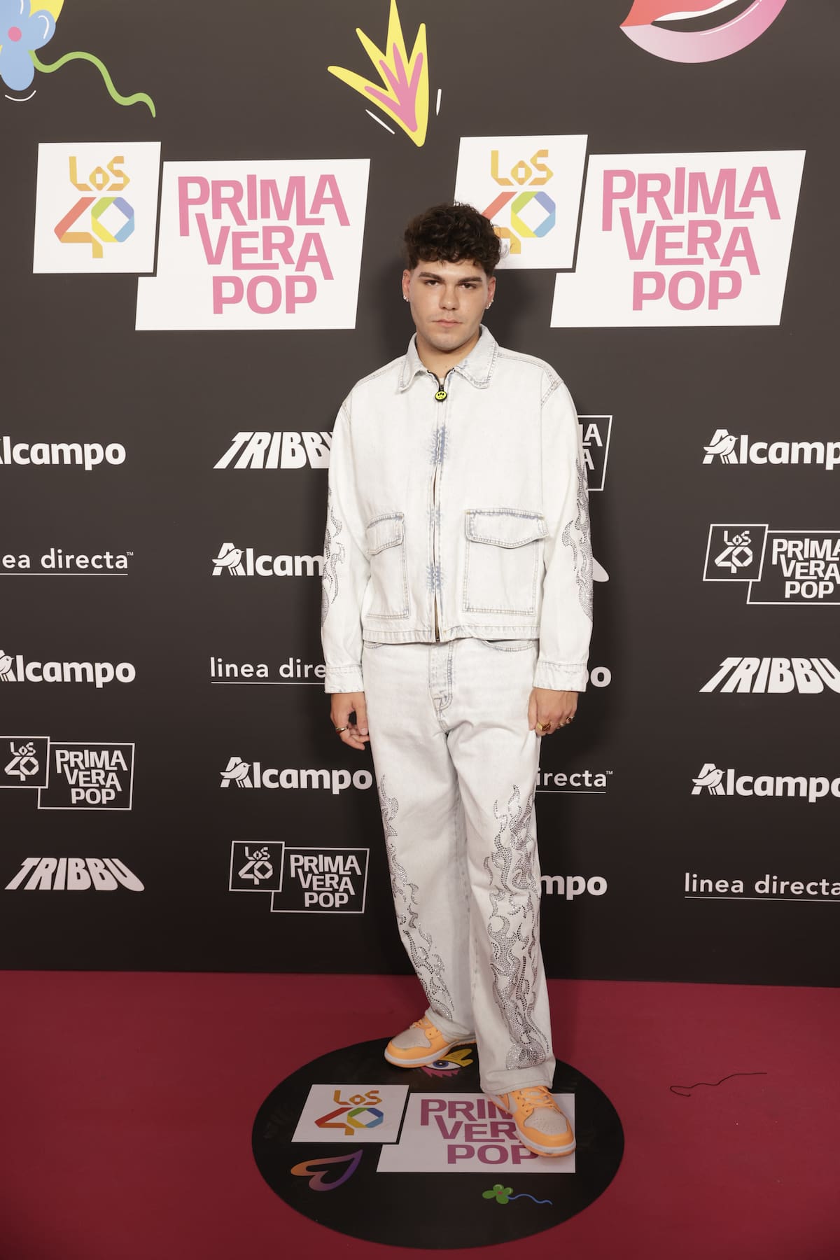 Izan Oviedo, el creador de contenido asturiano, ha lucido un total white en blanco denim con llamas bordadas en los laterales.