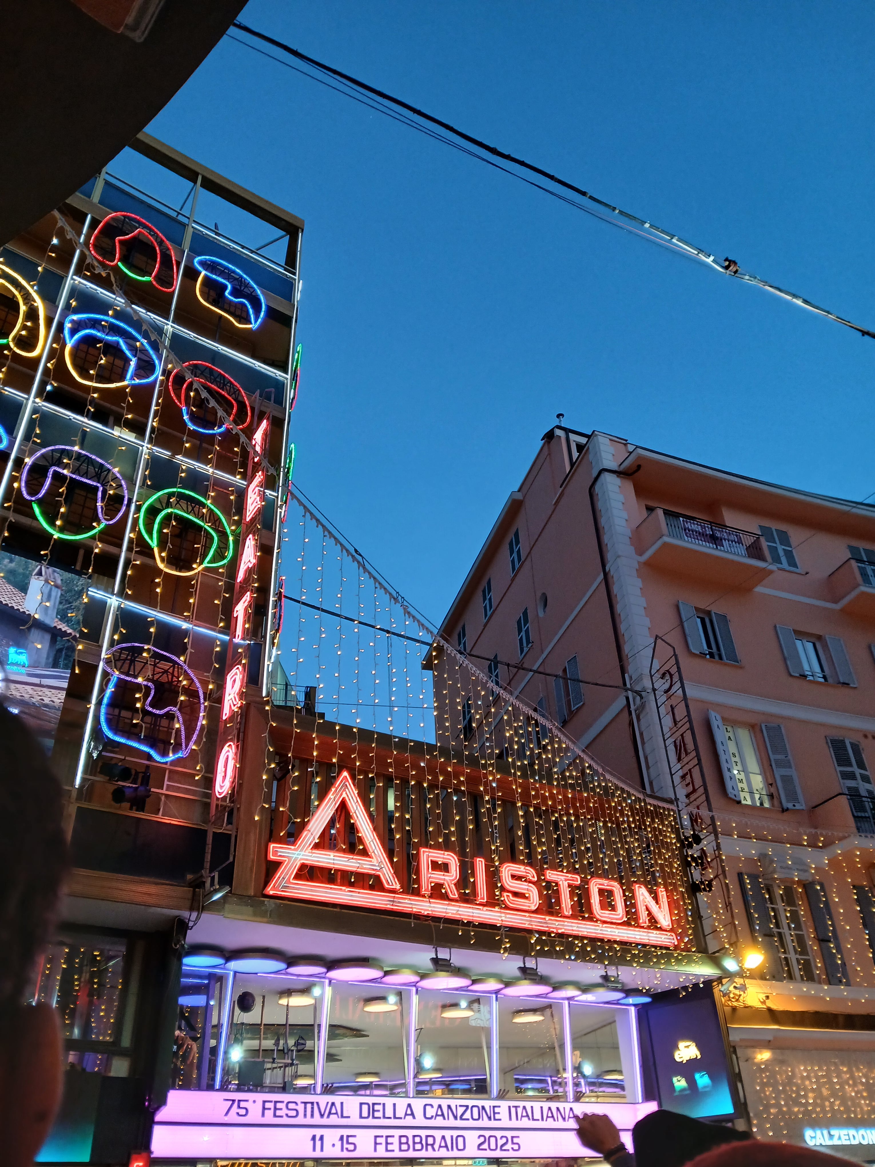 Entrada del Teatro Ariston el día de la gran final del Festival de Sanremo 2025.