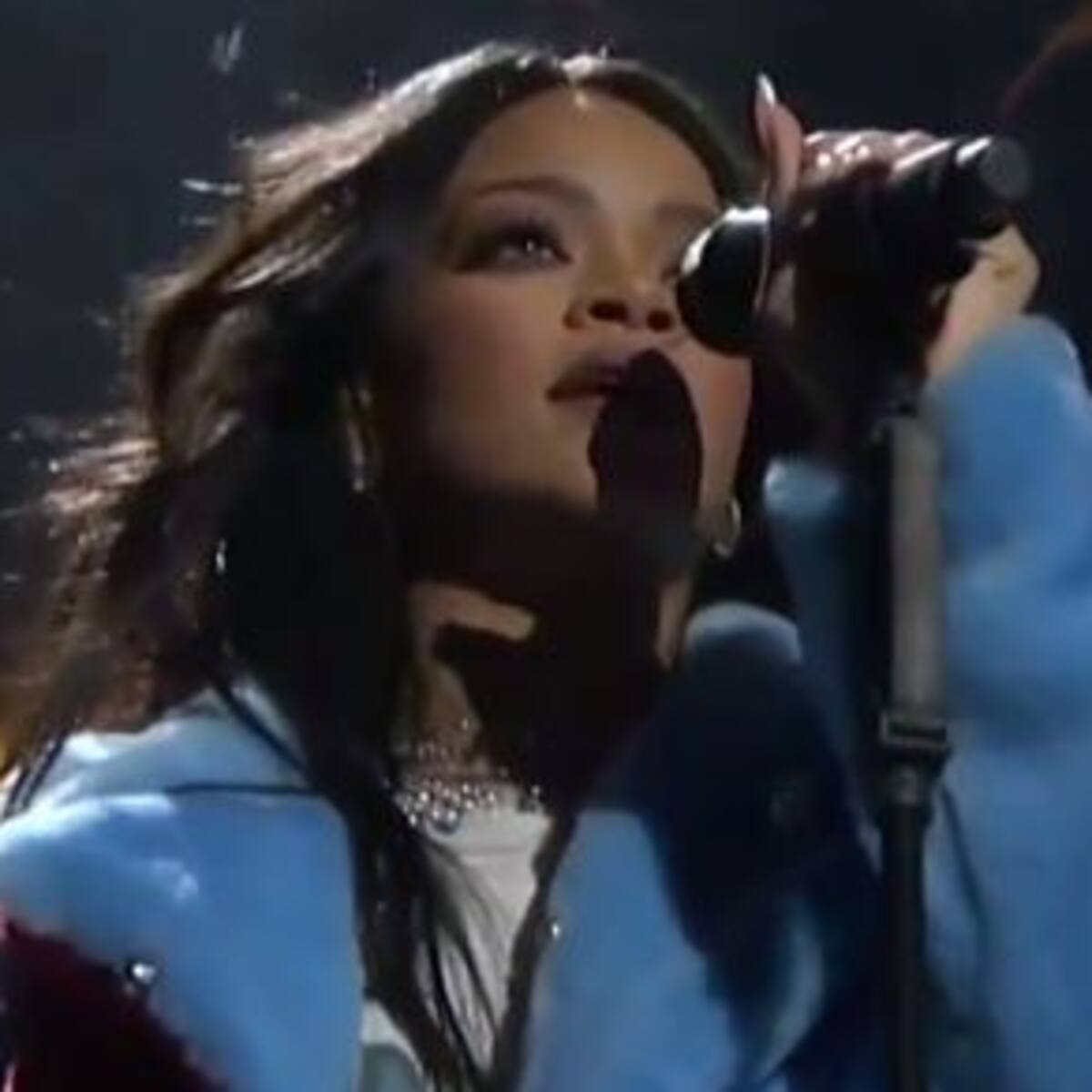 Rihanna estrena su nueva canción con algunos problemas