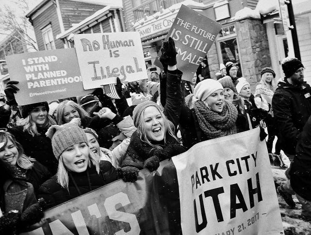 Jennifer Beals, Chelsea Handler y Charlize Theron en la Marcha de las mujeres.