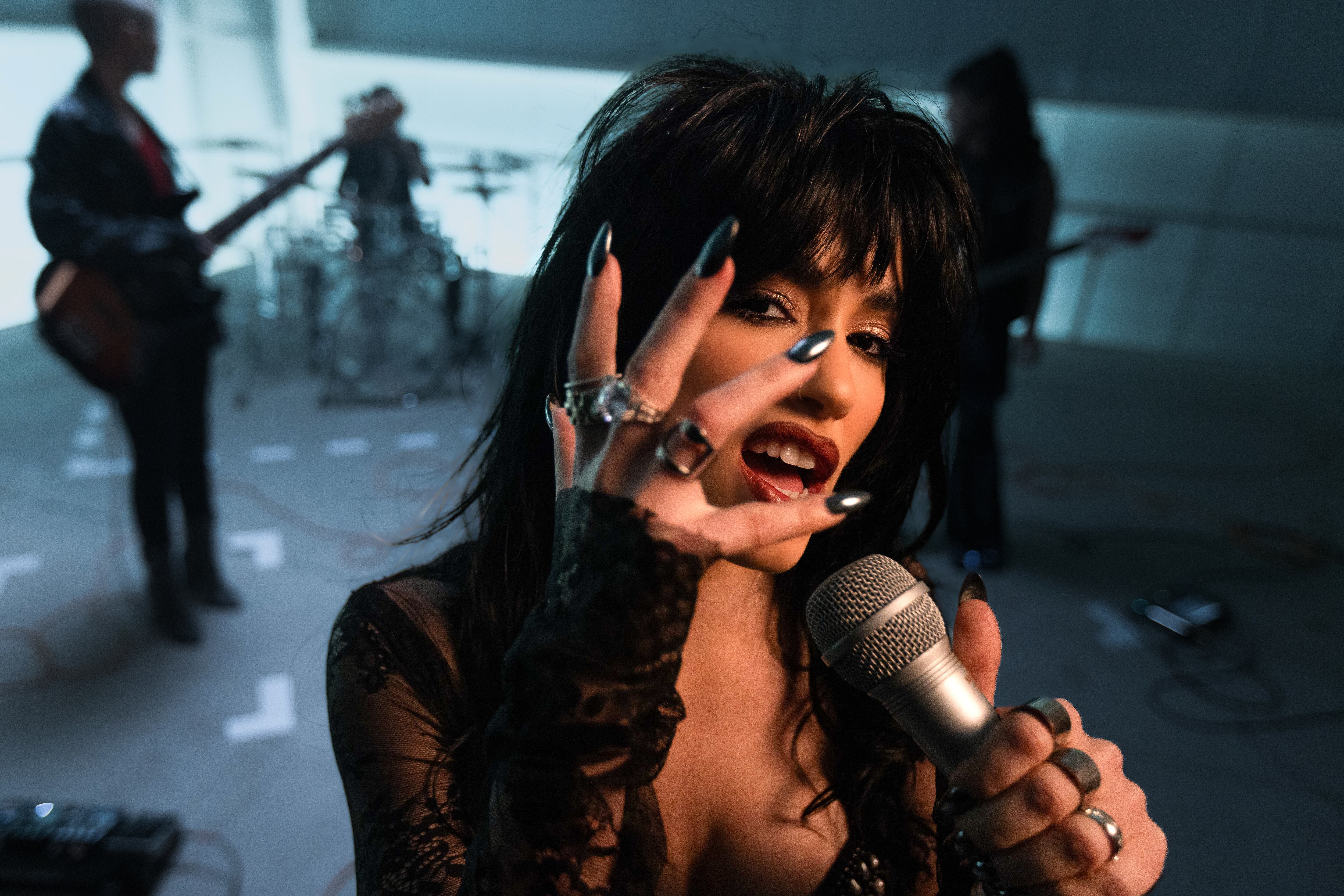 Lali en el videoclip de 'Fanático'