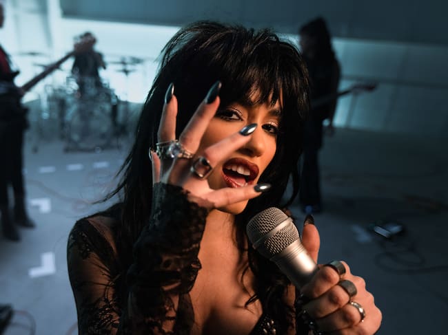 Lali en el videoclip de 'Fanático'