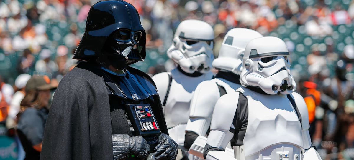 Fans disfrazados de personajes de 'Star Wars' para celebrar el Día del Orgullo Friki