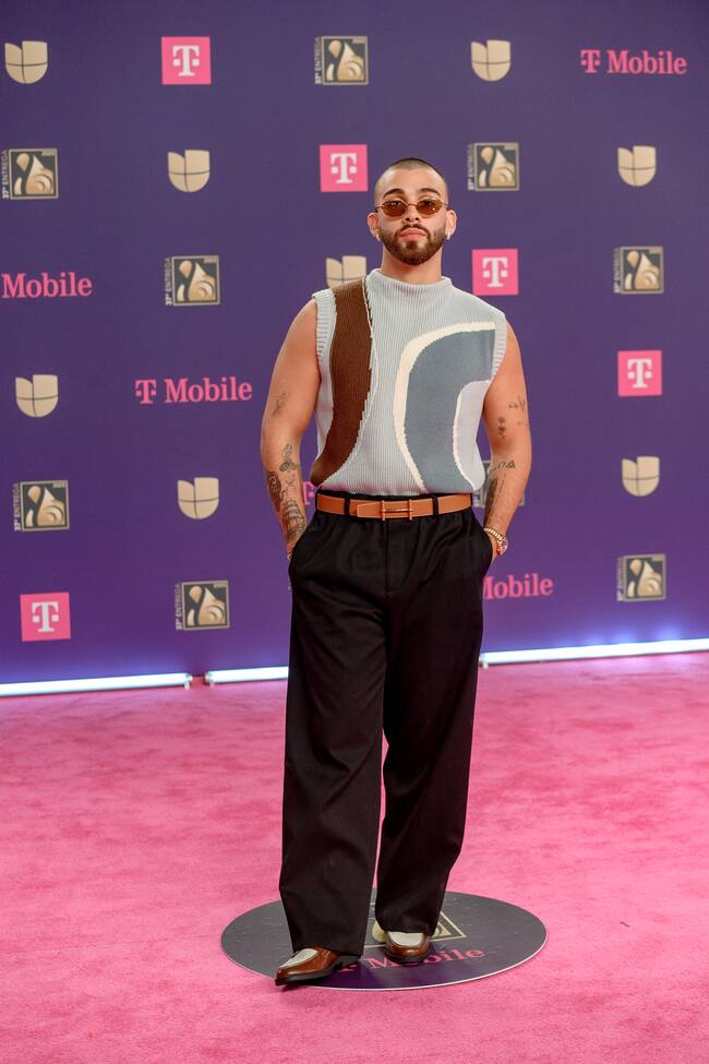 Esto del chaleco de lana por dentro del pantalón tenemos que meditarlo. Pero siempre nos alegra ver a Manuel Turizo en estas alfombras.