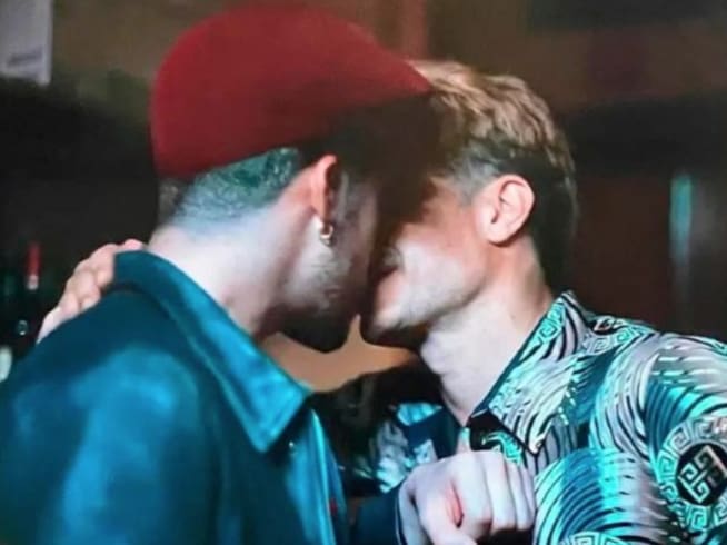 Ambos se besan en una de las escenas de la película