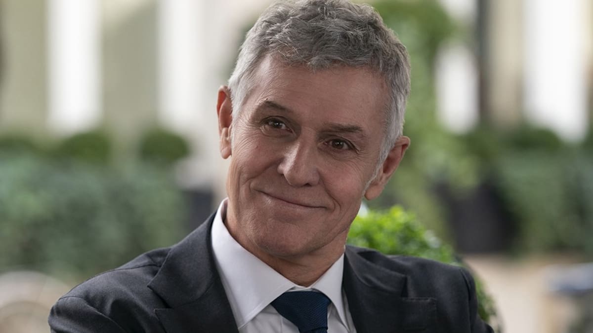 Muere Pierre Deny, actor de ‘Emily in Paris’, a los 69 años, antes del estreno de la sexta y última temporada