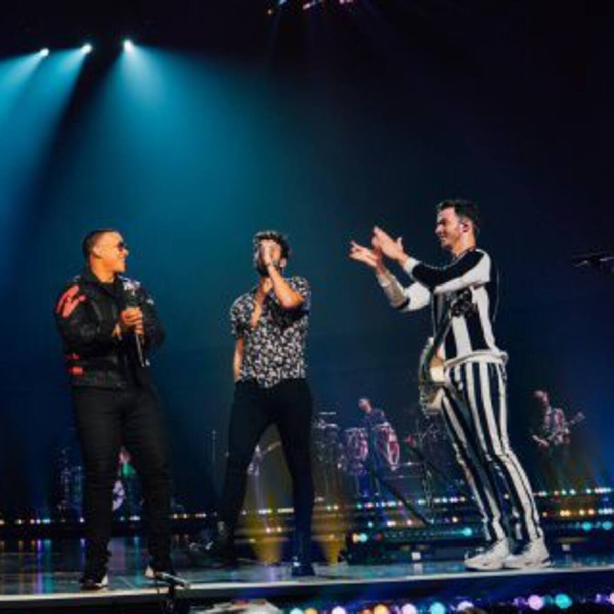 Los Jonas Brothers, Sebastián Yatra, Daddy Yankee y Natti Natasha presentaron por primera vez “Runaway” en vivo