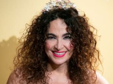 La estilista más extravagante de ‘Cámbiame’, Cristina Rodríguez, se ha casado con un vestido muy de su estilo