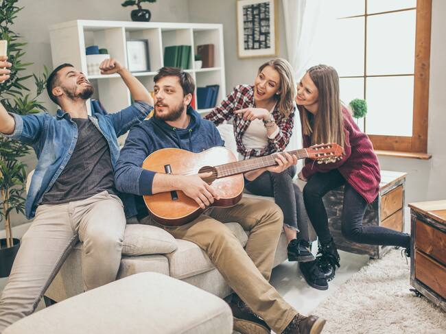 Un grupo de amigos divirtiéndose