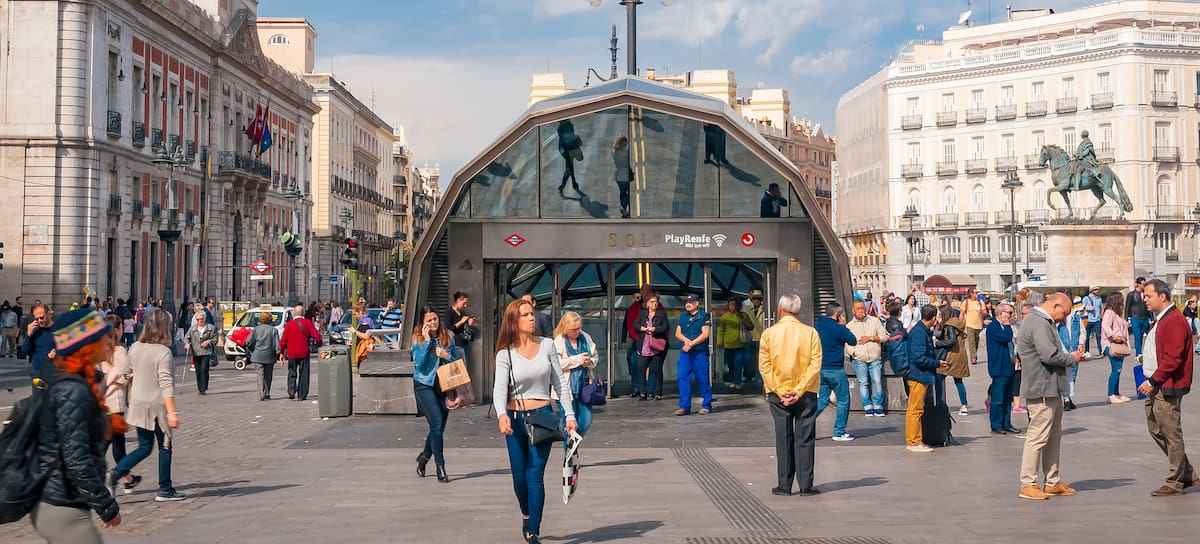Peatones en la madrileña Puerta del Sol.