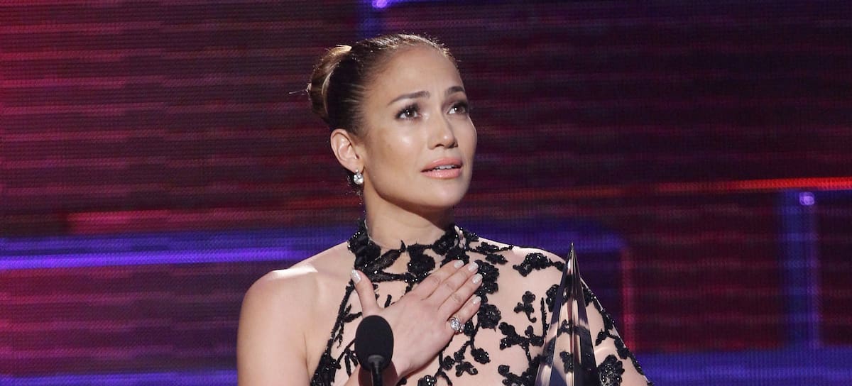 Jennifer Lopez acepta el premio a 'Artista Favorito de Música Latina' en los AMAs de 2011.
