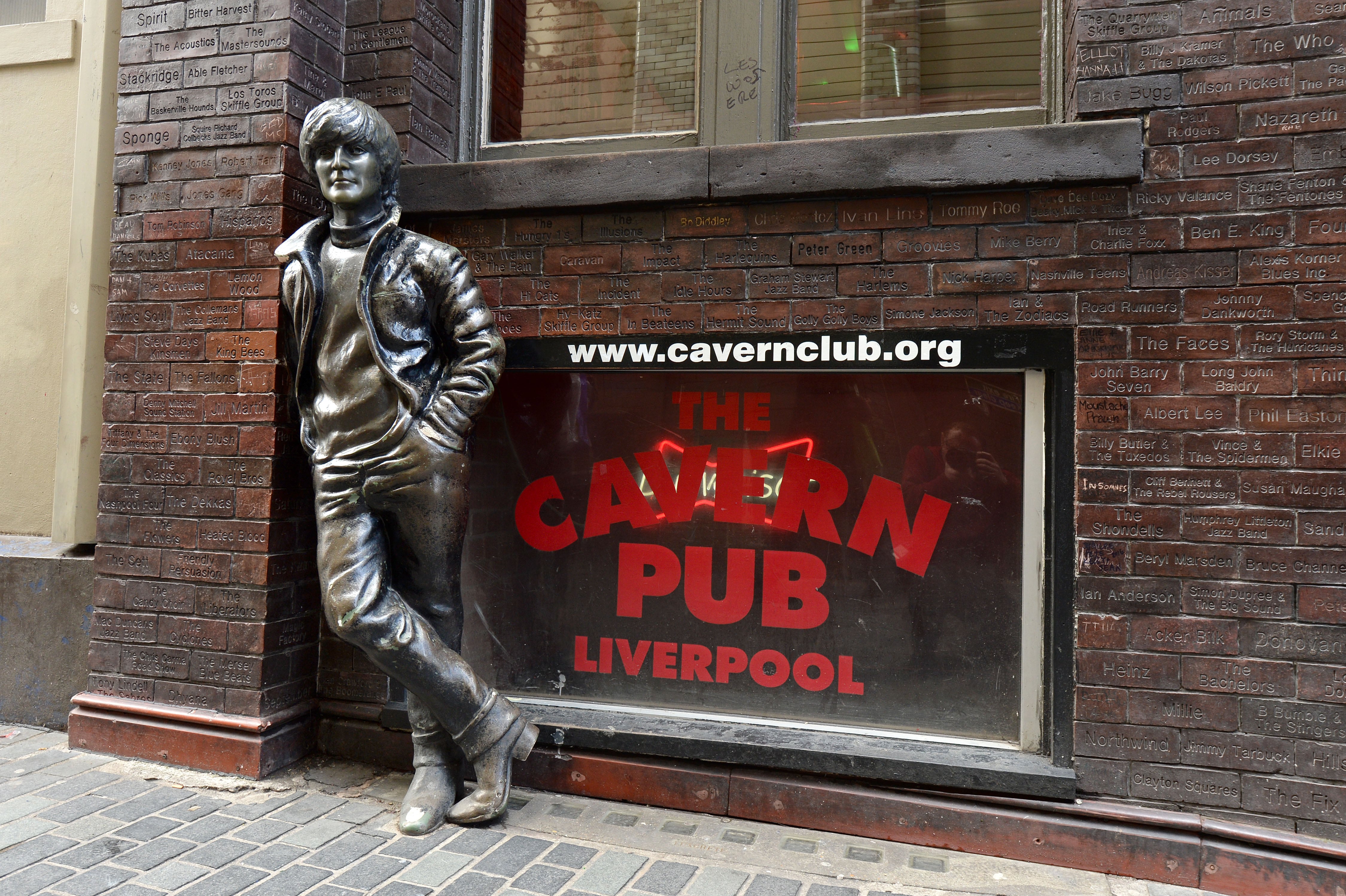 Estatua de John Lennon en la entrada de The Cavern Club.