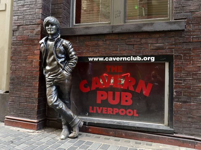 Estatua de John Lennon en la entrada de The Cavern Club.