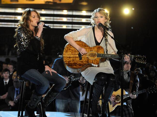 Miley Cyrus y Taylor Swift, en los Grammy 2009.