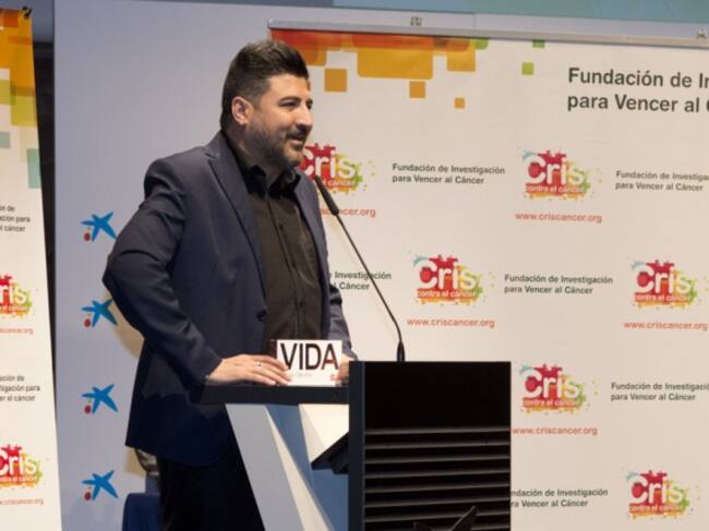 Tony Aguilar, al recibir su reconocimiento.