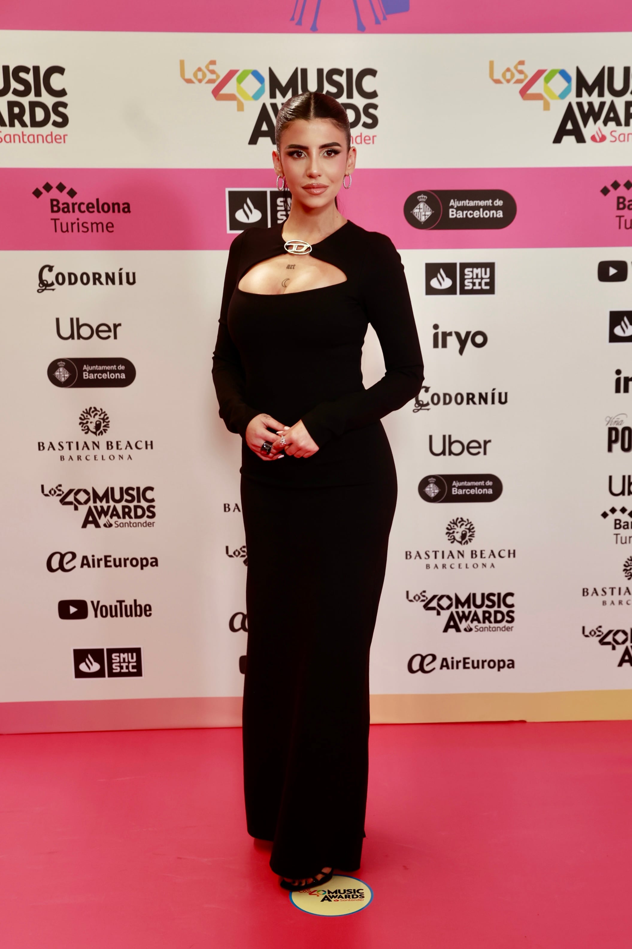 Naiara, la ganadora de OT 2023, ha apostado por un estilo muy elegante para la ocasión. La cantante ha llevado este vestido negro tan acertado.