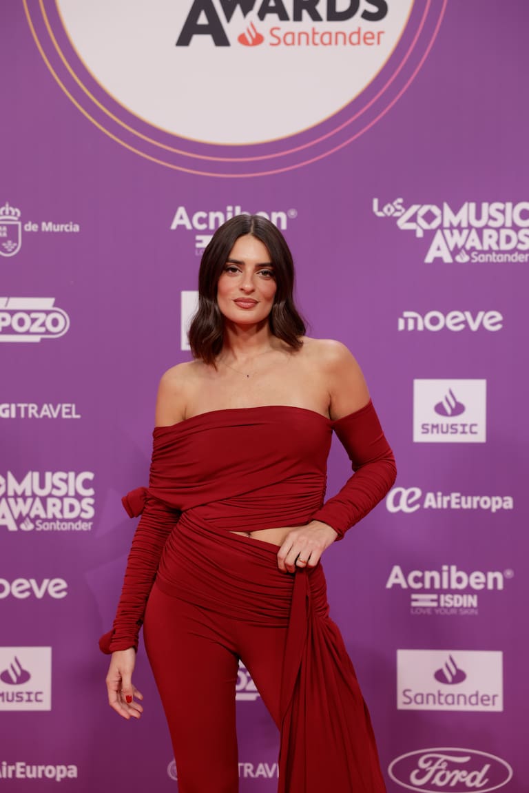 Susana Bicho apuesta por el rojo pasión en LOS40 Music Awards Santander 2025 en este dos piezas que incluye unas flores en los laterales.