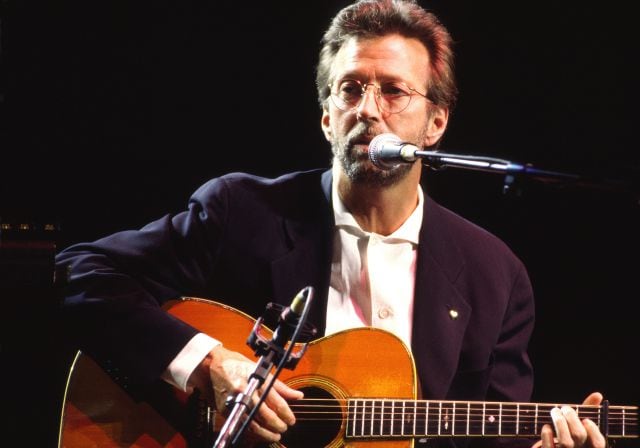 Eric Clapton tocando la guitarra.