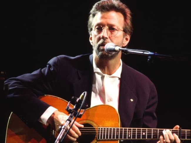 Eric Clapton tocando la guitarra.