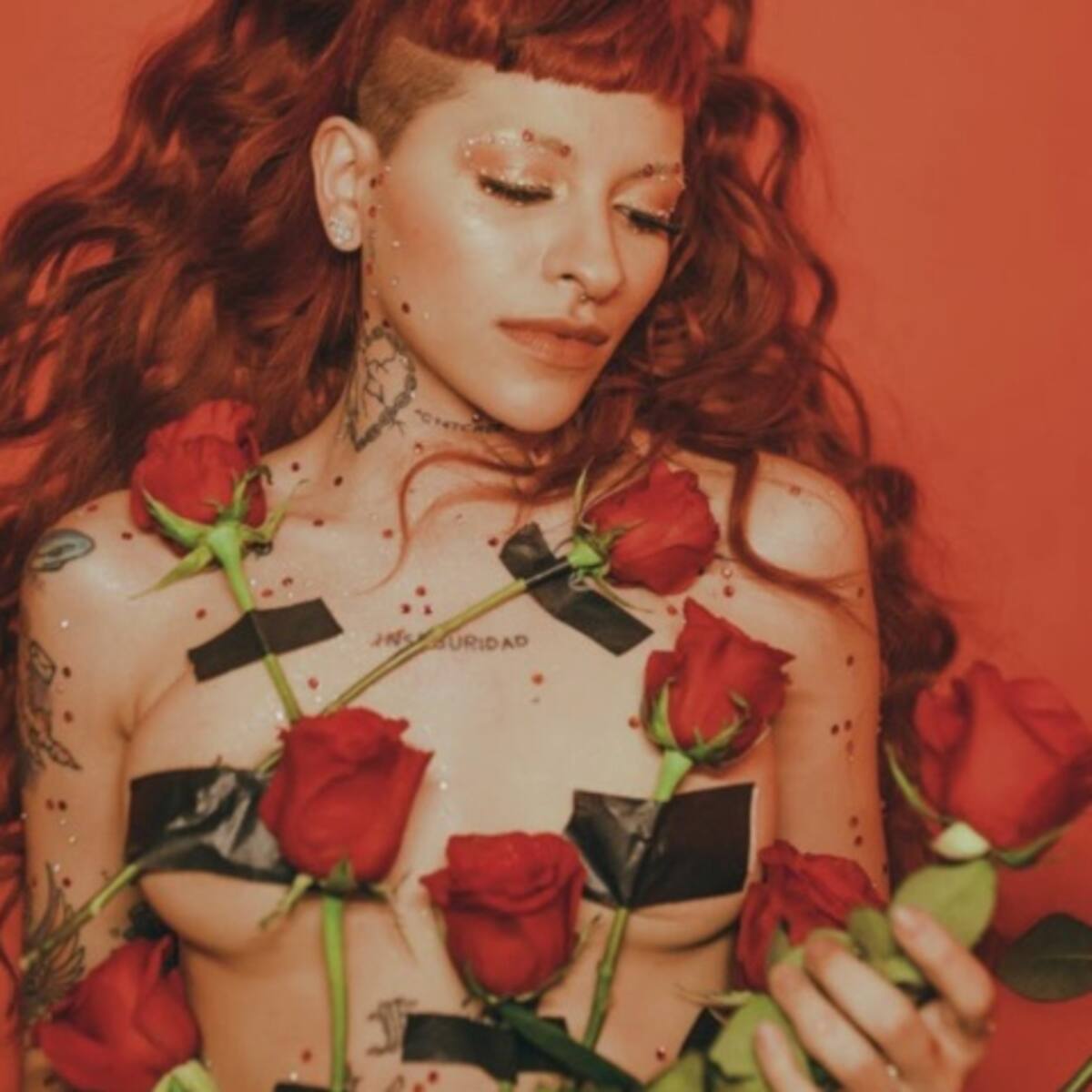 Cazzu estrena su álbum "Una niña inútil"
