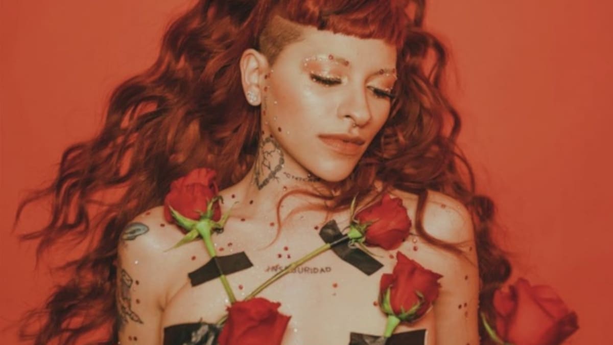 Cazzu estrena su álbum "Una niña inútil"