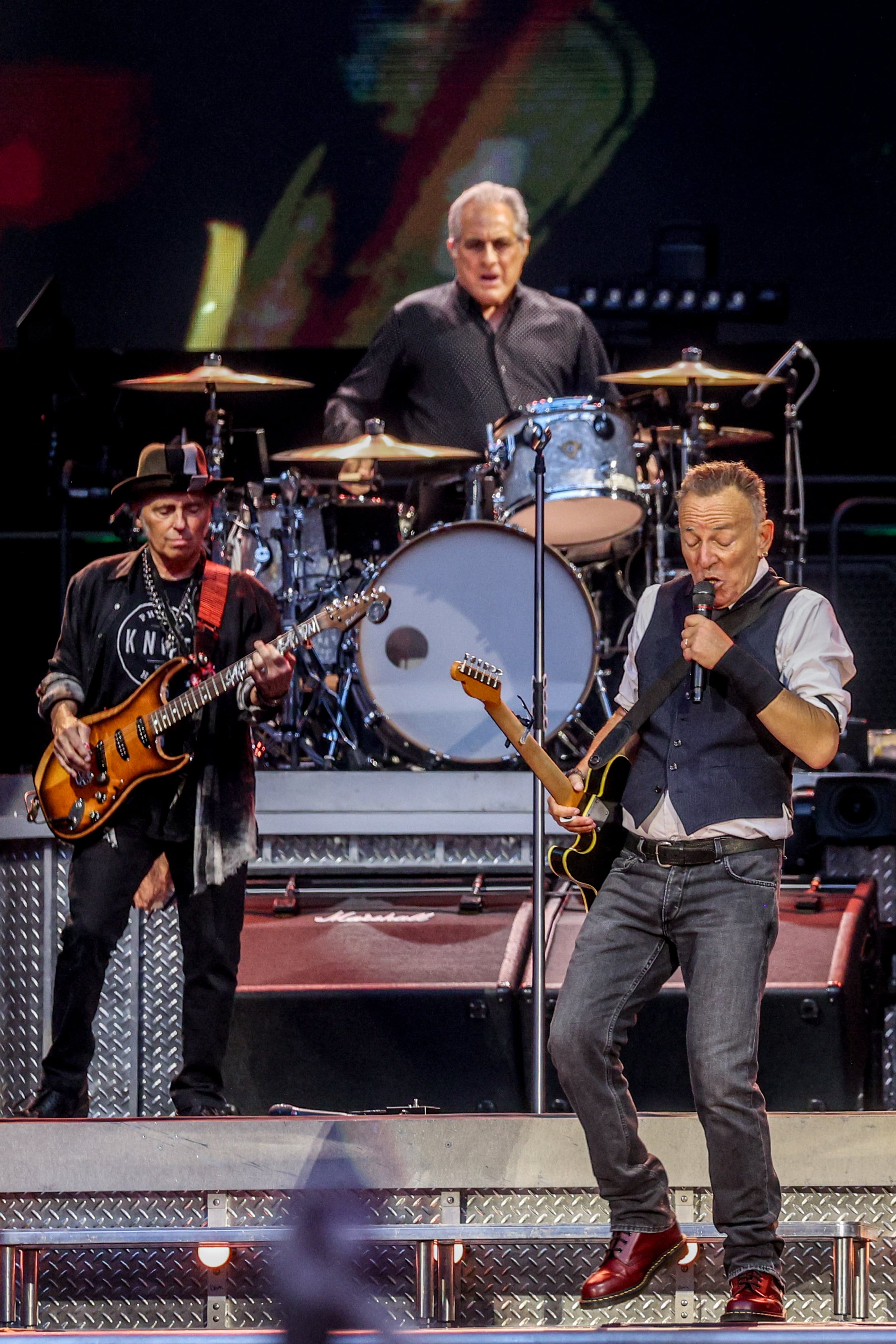 Bruce Springsteen, actuando en su primer concierto de la gira española en el Estadio Cívitas Metropolitano el 12 de junio de 2024.