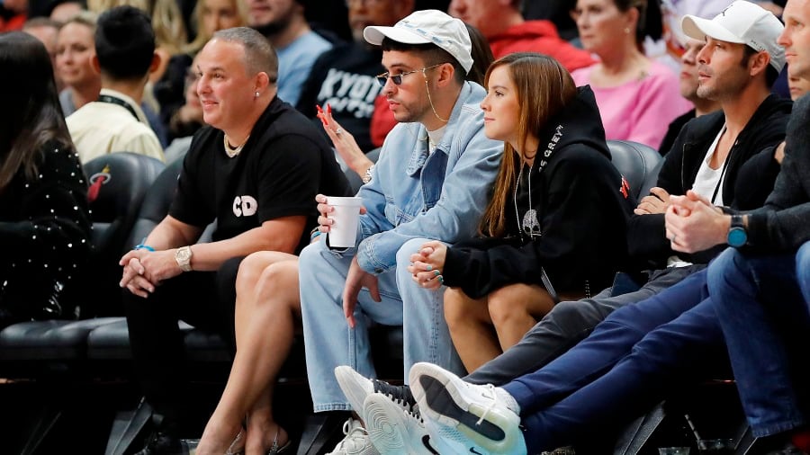 Bad Bunny y Gabriela Berlingieri en un partido de baloncesto / Getty Images