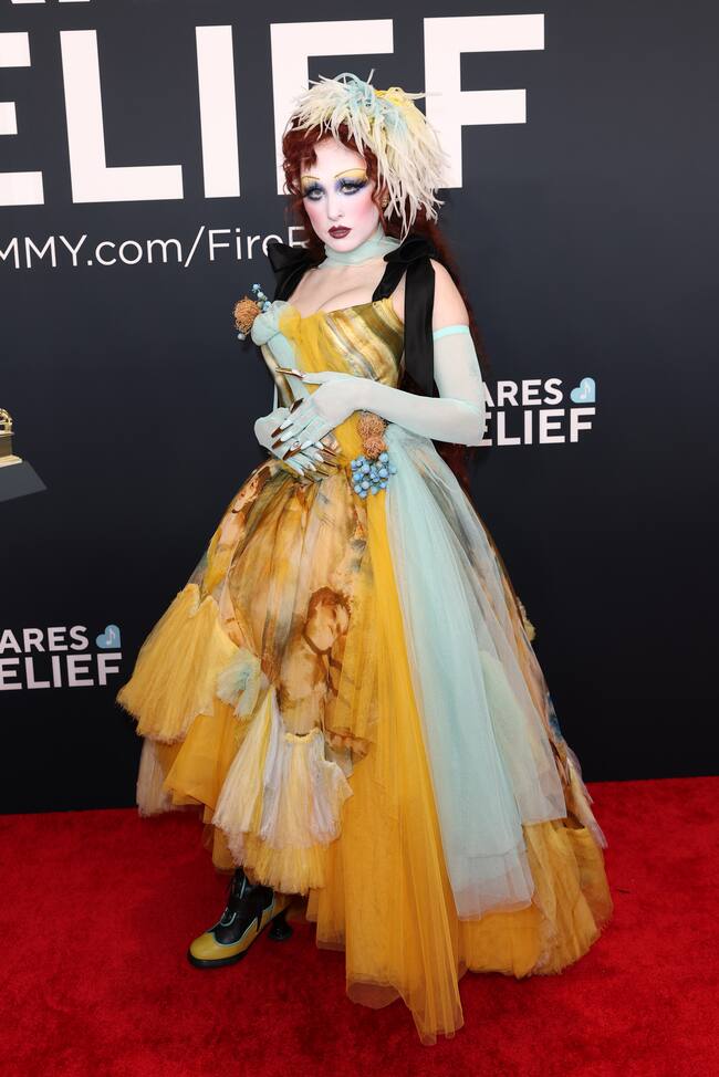 Chappell Roan, fiel a su estilo extravagante, acudió con su característico maquillaje excesivo, un tocado de plumas y un vestido de alta costura de Jean Paul Gaultier de la colección primavera/verano 2003.