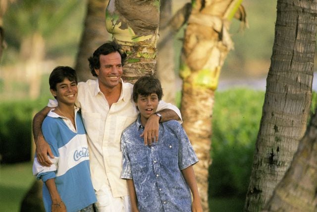 Julio Iglesias con sus hijos.