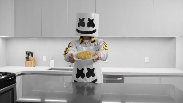 Marshmello cocina una tortilla de patatas