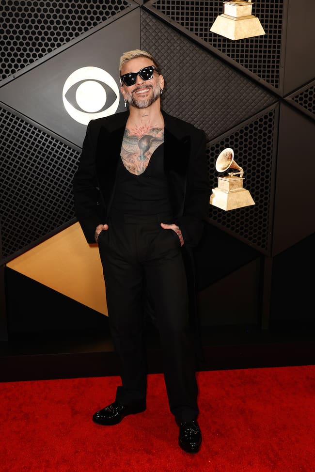 Una arriesgada propuesta la de Pedro Capó para pisar la alfombra roja de los Grammy 2024 con traje-chaqueta pero sin camisa y luciendo sus múltiples tatuajes. Poder urbano-latino en la moda
