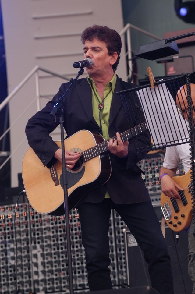 Jaime Urrutia, el cantante de &#039;Gabinete Caligari&#039;, en el concierto del 40º aniversario de LOS40 en el estadio Vicente Calderón, en 2006.