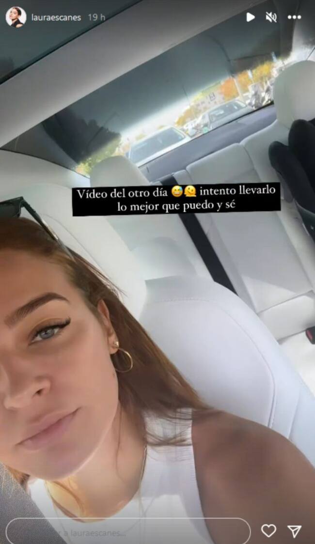 Laura Escanes muestra cómo le sigue un coche de prensa