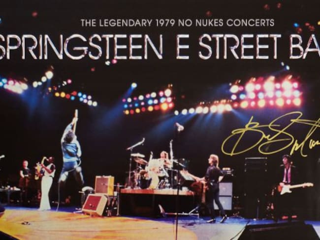 Póster de 'The Legendary 1979 No Nukes Concerts' firmado por Bruce Springsteen.