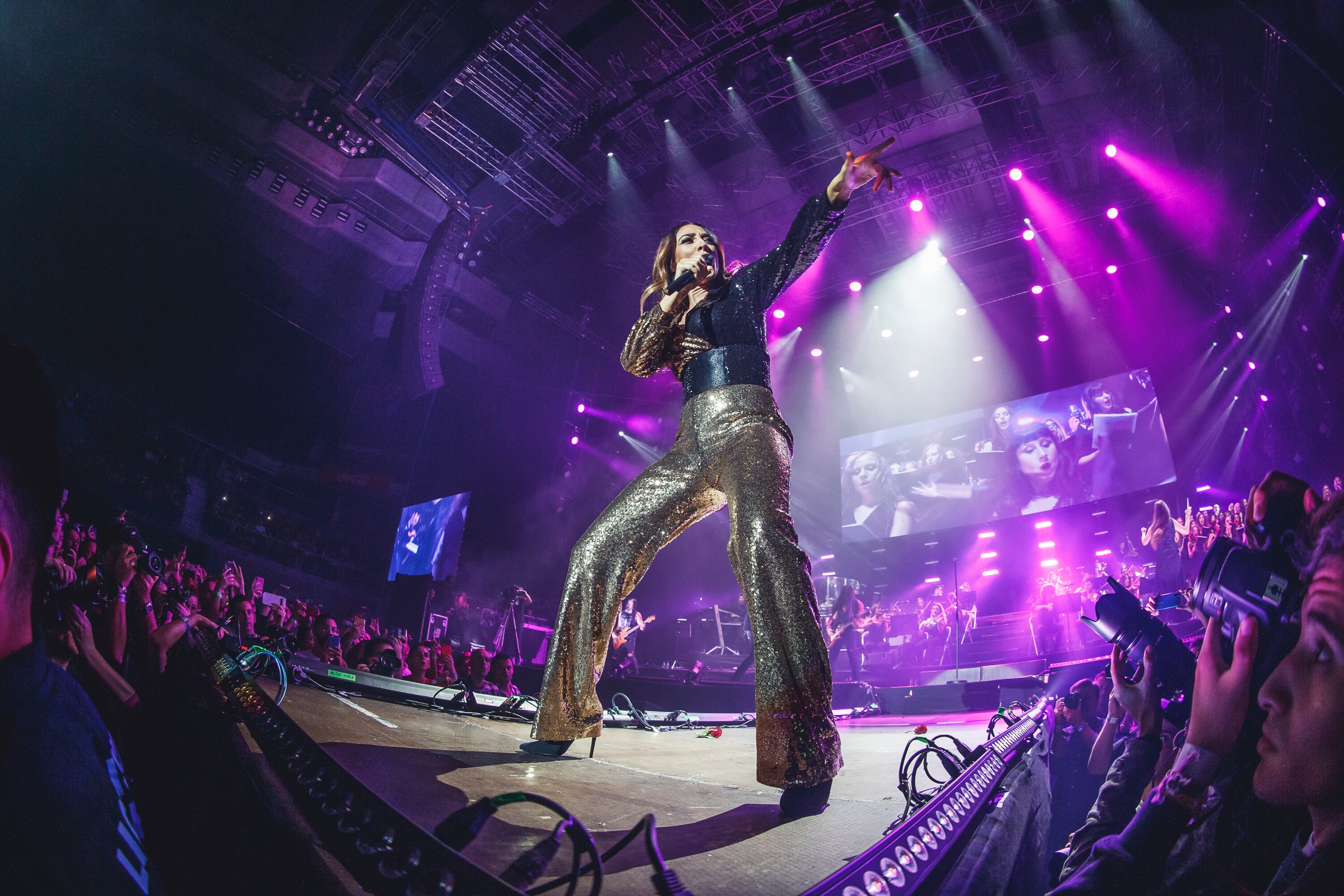 MADRID, ESPAÑA - 2 DE OCTUBRE: (NOTA DEL EDITOR: La imagen fue capturada con un objetivo ojo de pez). La cantante española Mónica Naranjo actúa en el escenario para celebrar el 25 aniversario de su primer álbum en el WiZink Center el 2 de octubre de 2019 en Madrid, España. (Foto de Javier Bragado/Redferns)