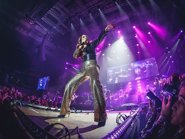 MADRID, ESPAÑA - 2 DE OCTUBRE: (NOTA DEL EDITOR: La imagen fue capturada con un objetivo ojo de pez). La cantante española Mónica Naranjo actúa en el escenario para celebrar el 25 aniversario de su primer álbum en el WiZink Center el 2 de octubre de 2019 en Madrid, España. (Foto de Javier Bragado/Redferns)