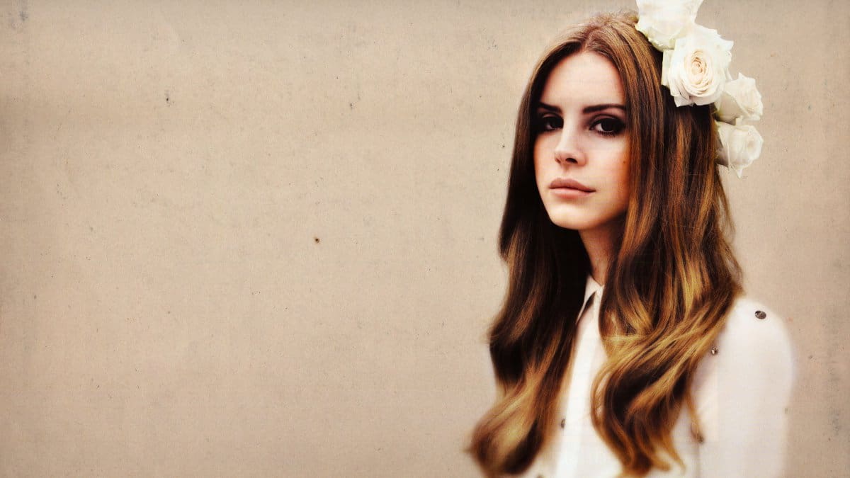 Su nombre completo es Elizabeth Woolridge Grant, que posteriormente pasó a ser , Lizzy Grant, May Jailer, Lana Del Ray como primeros nombres artísticos, hasta quedarse con Lana Del Rey.