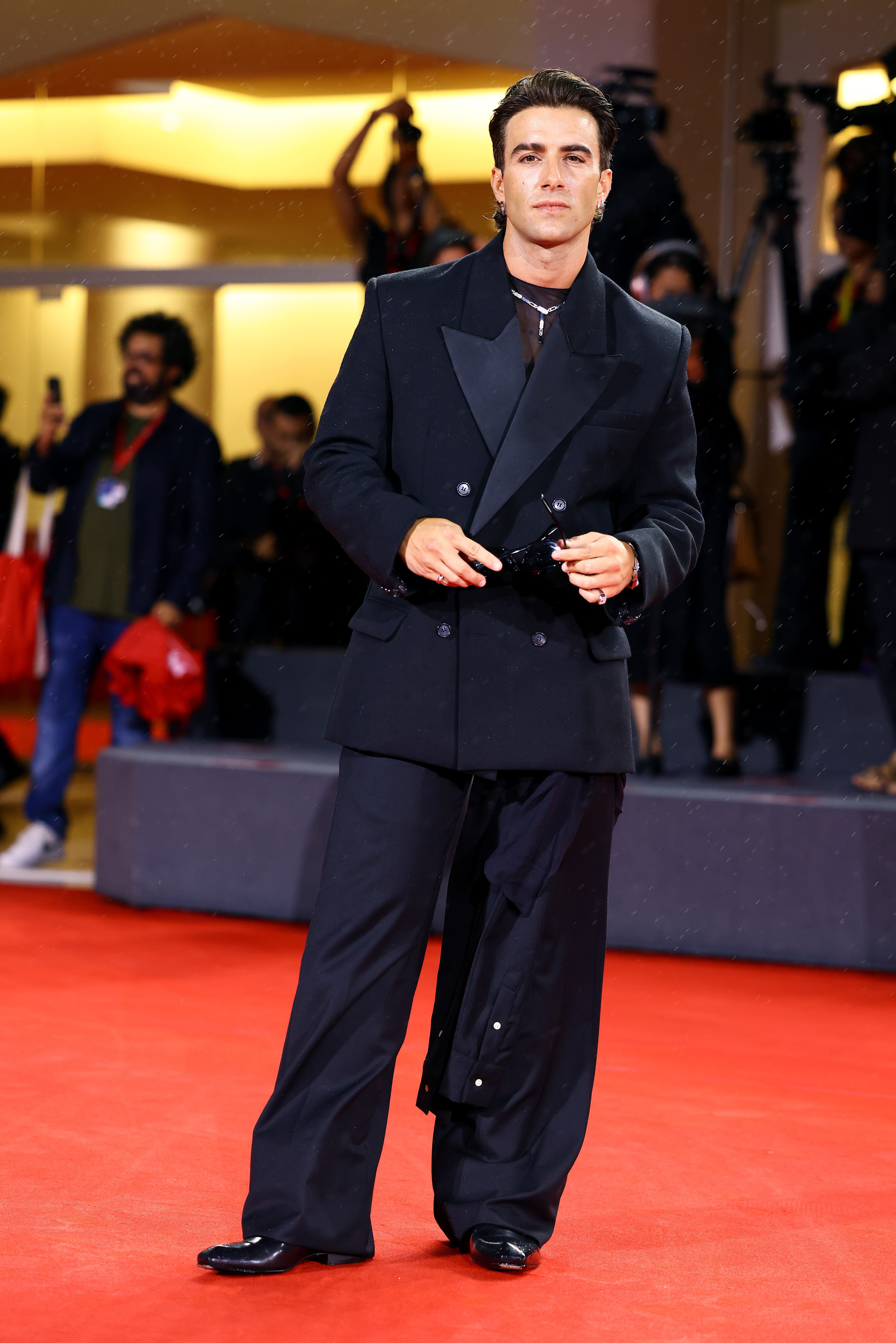 ¡Otro de los nuestros por Venecia! Álvaro de Luna, qué elegante, vestido con un traje de la firma española Mans Concept.