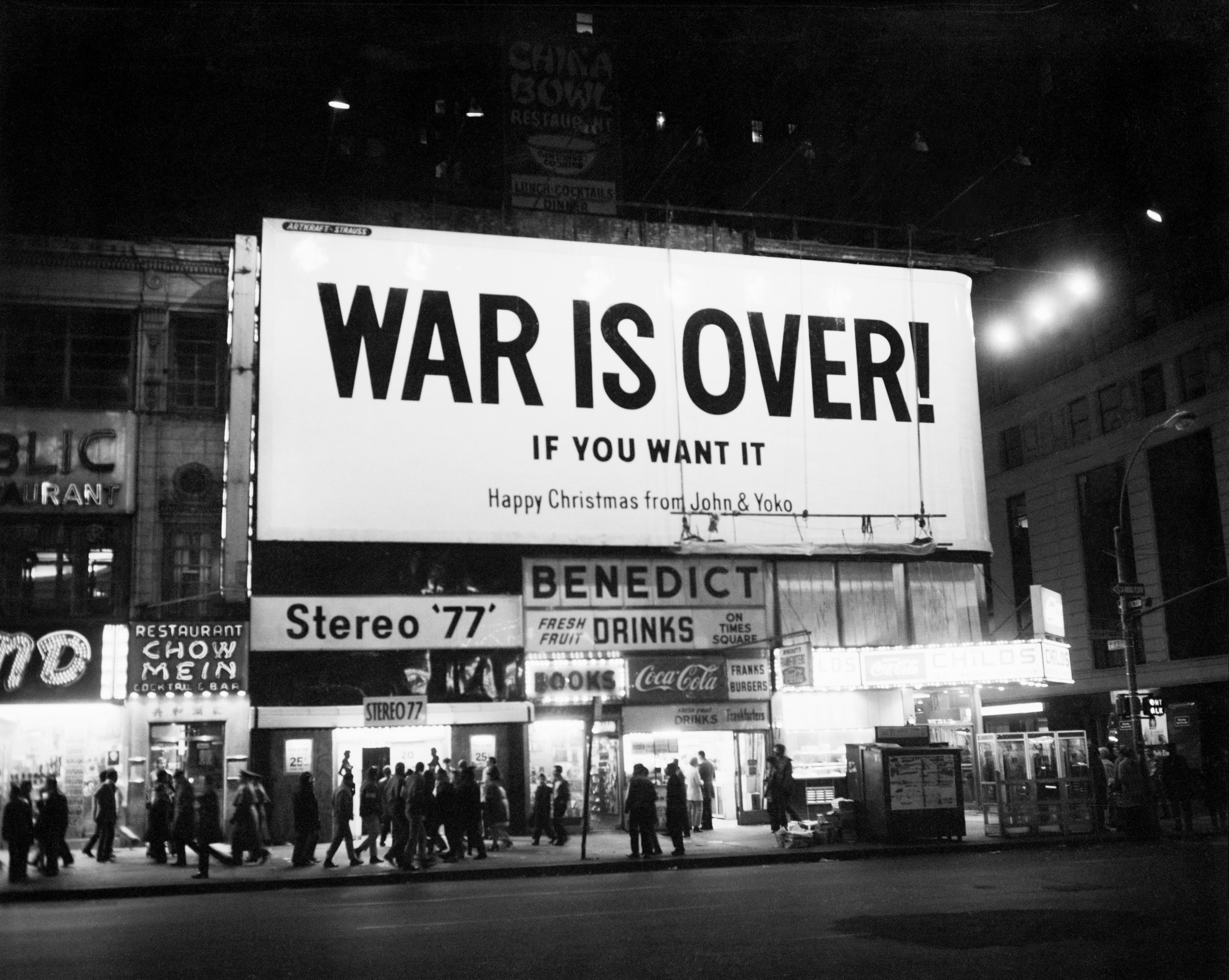 15/12/1969 - Nueva York, NY - Un cartel en Times Square dice: "La guerra ha terminado... Si tú quieres. Feliz Navidad de parte de John y Yoko". El cartel era una de las varias vallas publicitarias gigantes compradas en 11 ciudades importantes del mundo para mostrar el mensaje navideño de paz de Lennon.