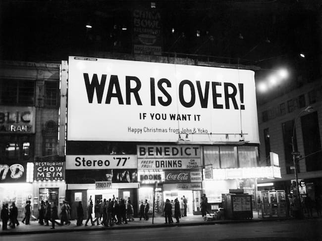 15/12/1969 - Nueva York, NY - Un cartel en Times Square dice: "La guerra ha terminado... Si tú quieres. Feliz Navidad de parte de John y Yoko". El cartel era una de las varias vallas publicitarias gigantes compradas en 11 ciudades importantes del mundo para mostrar el mensaje navideño de paz de Lennon.