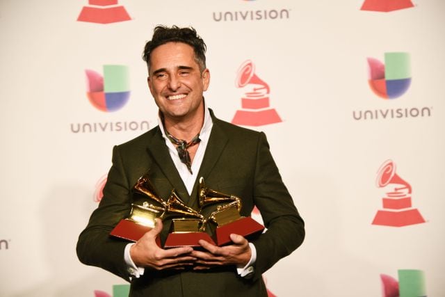 Jorge Drexler feliz con sus tres Grammy Latinos.