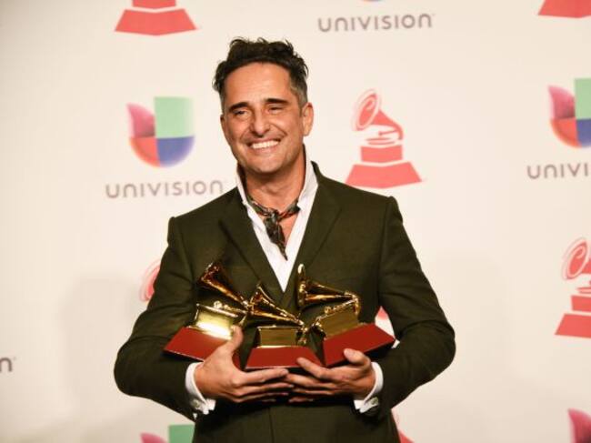 Jorge Drexler feliz con sus tres Grammy Latinos.